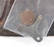 Antik figurális óra, mechanikus szerkezettel, kopásnyomokkal, működik, m: 37 cm