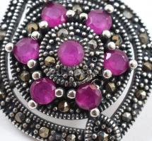 Ezüst(Ag) fülbevalópár szintetikus rubinnal, jelzett, h: 4 cm, bruttó: 11,2 g