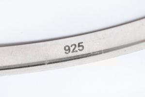 Ezüst(Ag) kövekkel gazdagon kirakott karperec, szintetikus rubinokkal, jelzett, 5×6 cm, bruttó: 17 g