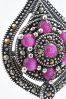 Ezüst(Ag) venezianer nyaklánc szintetikus rubinnal kirakott medállal, jelzett, h: 42 cm, bruttó: 8,3...