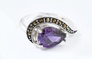 Ezüst(Ag) gyűrű lila kővel, jelzett, méret: 57, bruttó: 5,2 g
