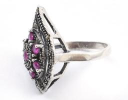 Ezüst(Ag) gyűrű szintetikus rubinnal, jelzett, méret: 57, bruttó: 5,8 g