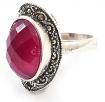 Ezüst(Ag) gyűrű szintetikus rubinnal, jelzett, méret: 54, bruttó: 7,9 g