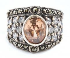 Ezüst(Ag) gyűrű kövekkel gazdagon kirakva, jelzett, méret: 51, bruttó: 9,9 g