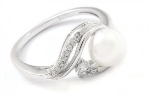 Ezüst(Ag) gyönggyel díszített gyűrű, jelzett, méret: 52, bruttó: 2,3 g