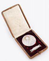 Ezüst (Ag) kegy ajándék. Mária, Jézussal, Aranyozott bőr tokban, névtábla nélkül. XIX: század. 8,5x12 cm