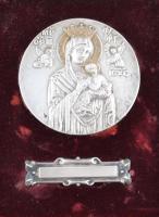 Ezüst (Ag) kegy ajándék. Mária, Jézussal, Aranyozott bőr tokban, névtábla nélkül. XIX: század. 8,5x1...