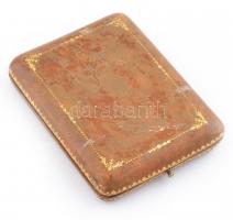 Ezüst (Ag) kegy ajándék. Mária, Jézussal, Aranyozott bőr tokban, névtábla nélkül. XIX: század. 8,5x1...