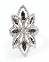 Ezüst(Ag) virágos gyűrű fekete, fehér kövekkel, jelzett, méret: 55, bruttó: 4,8 g