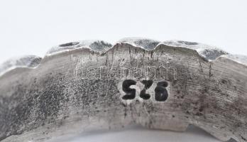 Ezüst(Ag) gyűrű gyökérsmaragd kővel, jelzett, méret: 56, bruttó: 9,16 g