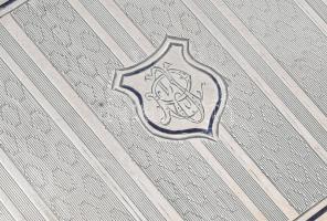 Ezüst (Ag) cigarettatárca, kissé kopott zománc díszítéssel, gravírozással, jelzett 152g