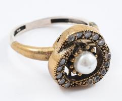 Ezüst(Ag) gyűrű gyöngy díszítéssel, jelzett, méret: 56, bruttó: 4,8 g