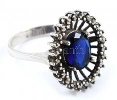 Ezüst(Ag) ovális gyűrű kék kővel, jelzett, méret: 55, bruttó: 3,7 g