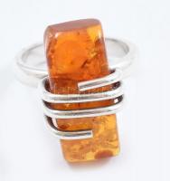 Ezüst(Ag) borostyánnal, jelzett, méret: 57, bruttó: 7,8 g