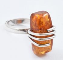 Ezüst(Ag) borostyánnal, jelzett, méret: 57, bruttó: 7,8 g