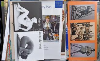 Nagy vegyes kiállítási meghívó tétel, modernek, főleg a 2000-2010-es évekből, de benne prospektusok,...