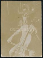 cca 1920-25 Seiber Mátyás (1905-1960) zeneszerző, tanár fiatalkorában zenélés közben, vintage fotó, jelzés nélkül. 5,5x4 cm