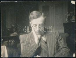 cca 1930-35 Seiber Mátyás (1905-1960) zeneszerző, tanár, vintage fotó, jelzés nélkül, éleinél és sarkaiban kissé sérült. 2,5x3,5 cm