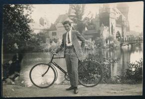 cca 1930 Fiatal férfi kerékpárral a Városligetben, háttérben a Vajdahunyad vára, vintage fotó, 5,5x8,5 cm