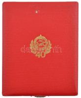 1988. MHSZ (Magyar Honvédelmi Szövetség) 40 éves jubileumi, aranyozott kitüntető jelvénye, eredeti b...