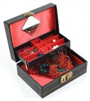 Régebbi díszített dobozú ékszertartó doboz benne ékszerek, bizsu, zárható (kulcs nélkül)