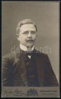cca 1900 Férfiportré, keményhátú fotó Victor Mysz nagyszebeni műterméből, 10,5×6,5 cm
