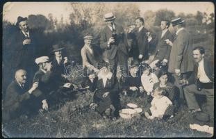 cca 1920 Piknikezők, fotólap, sarkain törésnyomok, 9×14 cm