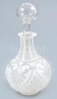 Biedermeier cseh likőrös üveg, több rétegű, csiszolt, kopásnyomokkal, pótolt dugóval, m: 23 cm