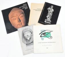 Vegyes művészeti kiállítási katalógus tétel, 5 db: Miklós Pál Kína művészete (1956, Iparművészeti Múzeum), A mai egyiptomi képzőművészet kiállítása (1957, Műcsarnok), Varga Edith-Wessetzky Vilmos: Egyiptomi kiállítás (1964, Szépművészeti), Kína művészete (1987, Ráth György Múzeum), Baktay Ervin: India művészete (1956, Keletázsiai Művészeti Múzeum), Vezető a Keletázsiai Művészeti Múzeum India-kiállításához.
