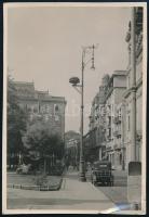 cca 1940, Petőfi tér (Március 15. tér), Budapest, parkoló autómobilokkal, háttérben a Carlton szálloda, vintage fotó, jelzés nélkül, jobb alsó sarkában kissé sérült, 12x8 cm