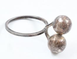 Ezüst(Ag) golyós gyűrű, jelzett, méret: 51, nettó: 1,9 g