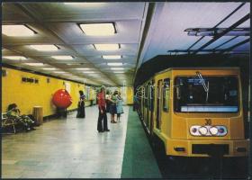 40 db MODERN képeslap a budapesti tömegközlekedésről albumban: Sikló, földalatti, metró, 10 db troli...