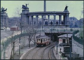 40 db MODERN képeslap a budapesti tömegközlekedésről albumban: Sikló, földalatti, metró, 10 db troli...