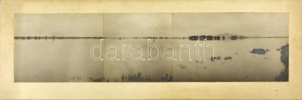 1941 Maros folyó áradása, kartonra ragasztott, 3 részből álló panorámafotó, üveg hátlap törött, 9×32 cm