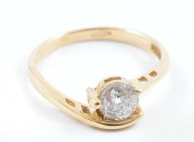 Arany (Au) 14K gyűrű 0,6 ct brillel (kő felületén sérülések), jelzett, méret: 51, bruttó: 1,9 g