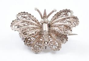 Ezüst(Ag) filigrán pillangó bross, jelzés nélkül, fém tűvel, 1,5×2,5 cm, bruttó: 3,2 g