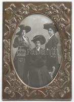 Asztali fém szecessziós üvegezett képkeret, három fiatal hölgyet megörökítő fotóval, hátoldalán datált (1909) és névvel feliratozott, 11,5x8 cm