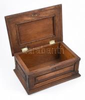 Barna fadoboz, kulcs nélkül, kopásnyomokkal, alja sérült, 29x17,5x21 cm