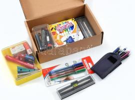 Egy doboznyi vegyes írószer (filctoll, színes toll, tűzőgép, stb.)