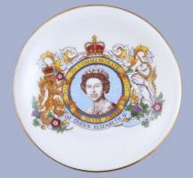 II. Erzsébet brit királynő ezüstjubileuma (1952-1977) porcelán emléktálka, matricás, jelzett, hibátlan, d: 12 cm / Queen Elisabeth II Silver Jubilee (1952-1977) porcelain commemorative plate, in excellent condition, d: 12 cm