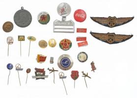 29db-os vegyes magyar és külföldi, főleg szocialista jelvény, felvarró, díjérem tétel, közte KISZ jelvények, gombok, MALÉV felvarrók T:vegyes