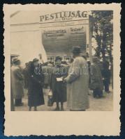 1941 Budapest, Nemzetközi Vásár, Pesti Újság standja, "Zsidómentes Magyarországért", fotó, sarkán törésnyom, 7×6 cm