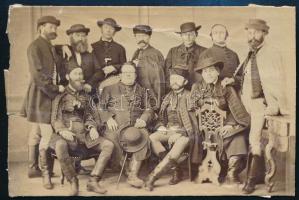 cca 1880 Férfiak csoportképe, fotó gyűrődésekkel, szélei visszahajtva, 6,5×10 cm