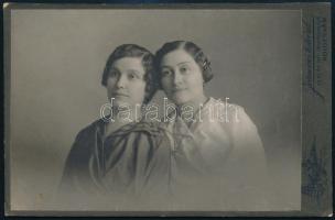 cca 1910 Két hölgy portréja, keményhátú fotó a Joánovics testvérek műterméből, 10,5×16,5 cm