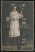 cca 1910 Fiatal lány portréja, keményhátú fotó Reitter komáromi műterméből, 16,5×10,5 cm