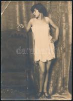 cca 1910 Fiatal lány fehérneműben és cigarettával, felületén törésnyomok, 21,5×15,5 cm