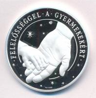 2004. "MKB Jelen a jövendő / Felelősséggel a gyermekekért" jelzett Ag emlékérem (31,39g/0....