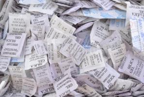 Egy doboznyi (kb. 1,5 kg) nedvszívó tasak (MacBook Pro dobozban)