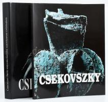 Csekovszky Árpád keramikusművész alkotásainak gyűjteménye. Szerk.: Csekovszky Árpádné és Csekovszky Balázs. Bp., 2001, Csekovszky Árpád Művészeti Közalapítvány. Rendkívül gazdag képanyaggal illusztrálva. Kiadói kartonált papírkötés, kiadói papír védőborítóban. + Csekovszky Árpád kerámikusművész. Bp., 1997, Csekovszky. Kiadói papírkötés.