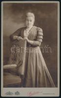 1908 Hölgy egész alakos portréja, keményhátú fotó Strelisky budapesti műterméből, felületi karcolásokkal, 21×13 cm